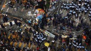 clash-of-Hong-Kong-police-with-protesters-targeting-buildings